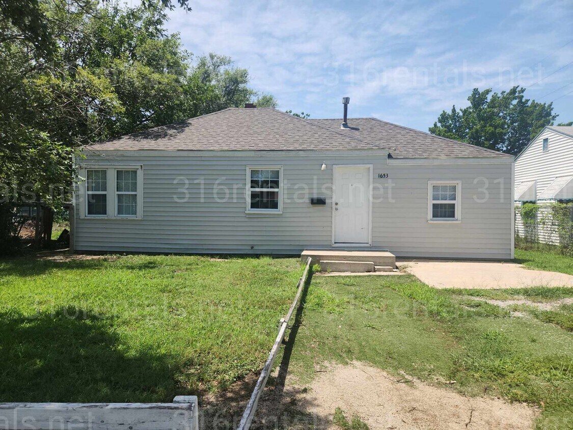Primary Photo - $995 - 3 bedroom / 1 bathroom - Single Fam...