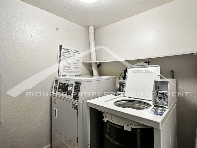 Foto del edificio - 9220 E Girard Ave