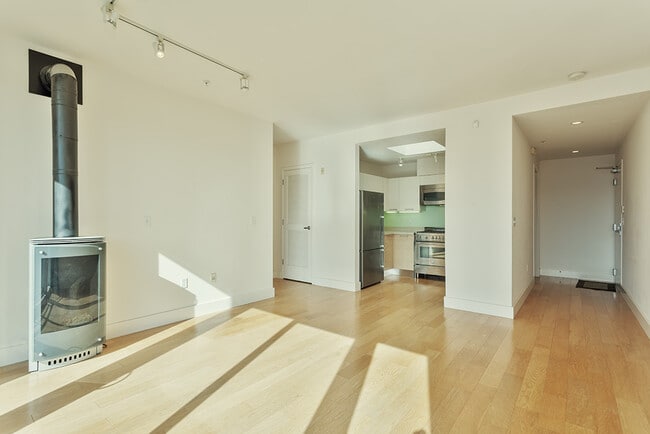 Building Photo - 566 S Van Ness Ave