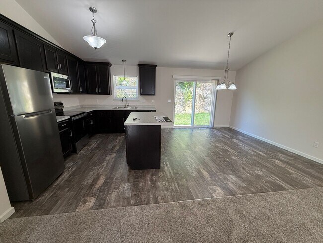 Building Photo - Completely Renovated!