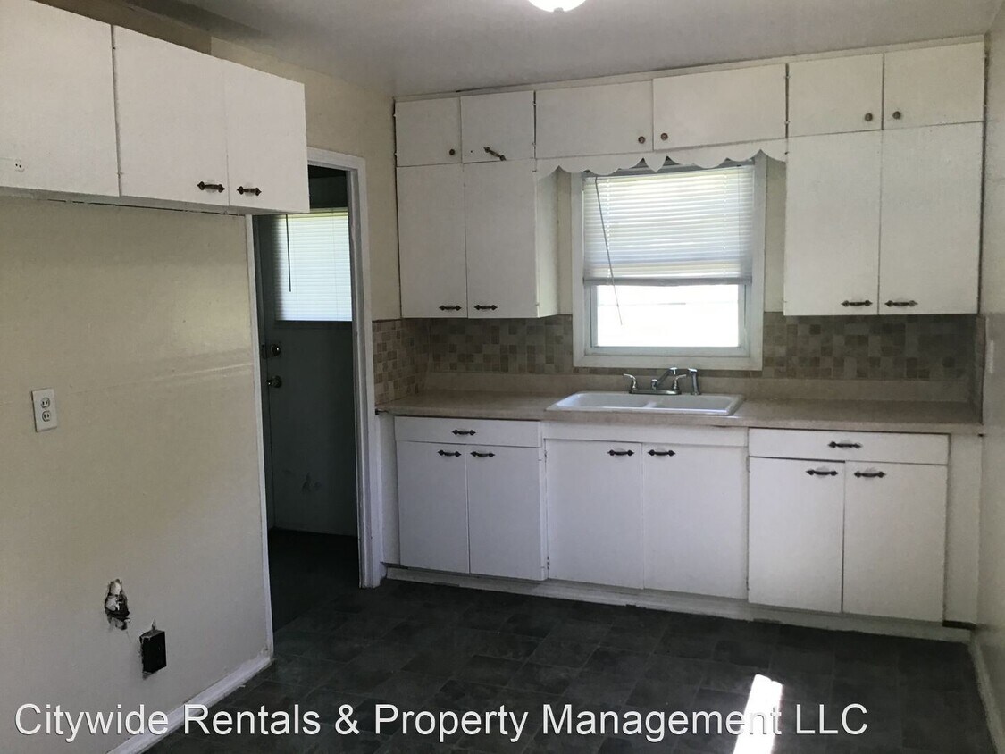 Primary Photo - 2 br, 1 bath House - 5822 W. Thurston Ave