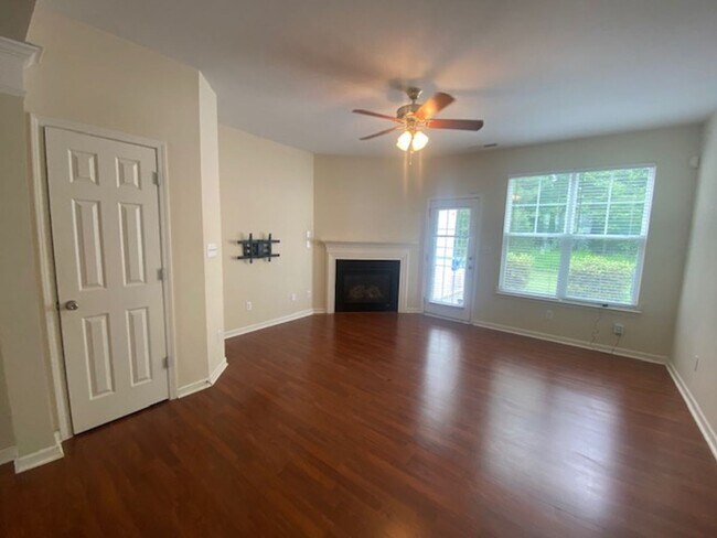 Foto del edificio - Must See Townhouse! Tons of Living Space! ...
