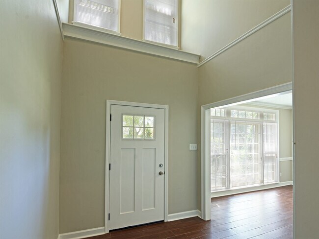 Foto del edificio - 3 Bedroom with Bonus, 2.5 Bathroom Near Lo...