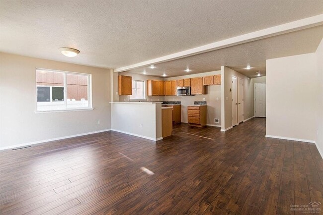 Building Photo - Redmond Townhome