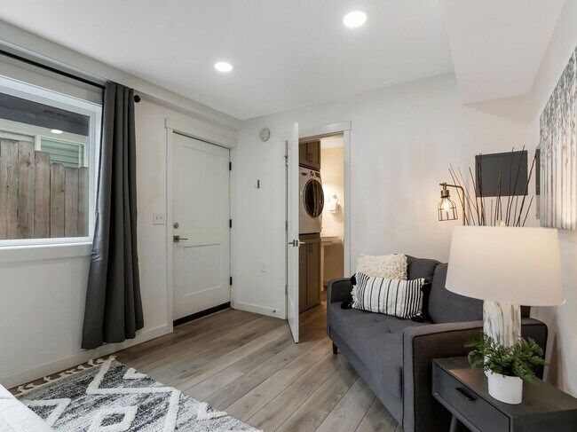 Foto del edificio - HALF OFF FIRST FULL MONTH AND EXPANDED VIE...