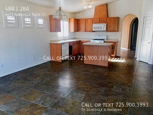 Foto del edificio - 4 Bedroom House, Backyard, Open Floor Plan...