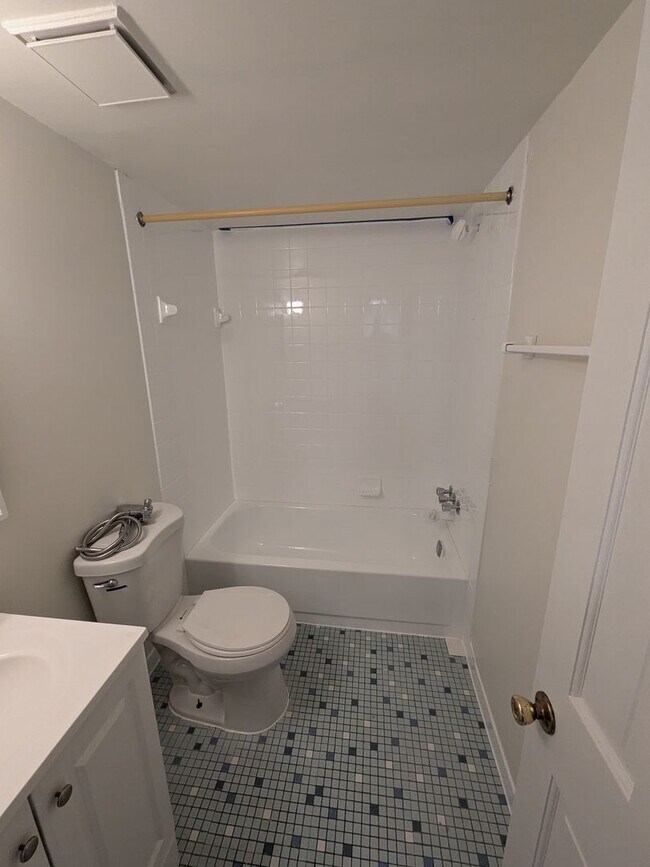 Building Photo - Remodeled Unit - Northeast