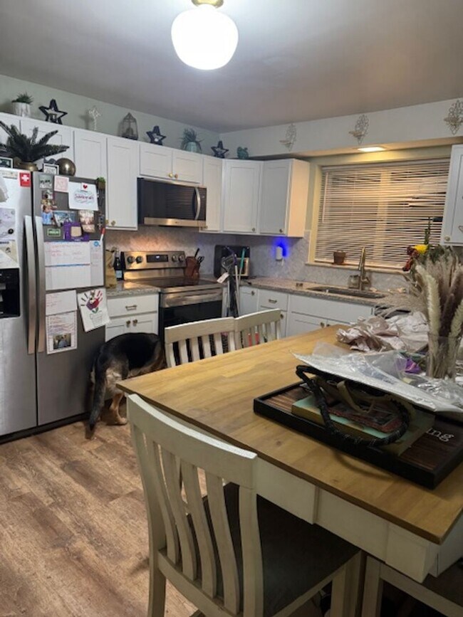 Foto del edificio - Bright 2 Bedroom Apartment in Duquesne Hei...