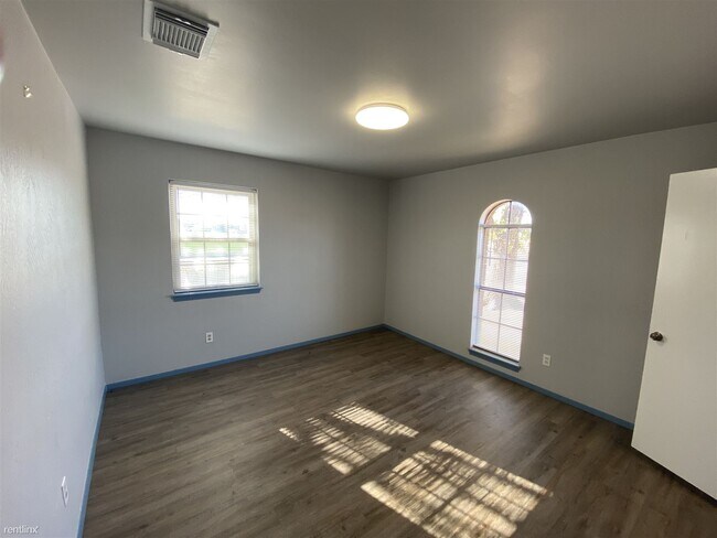 Building Photo - 3 br, 2 bath Duplex - 4537 Yale Street 453...