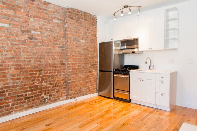 Building Photo - 260 E 21st St
