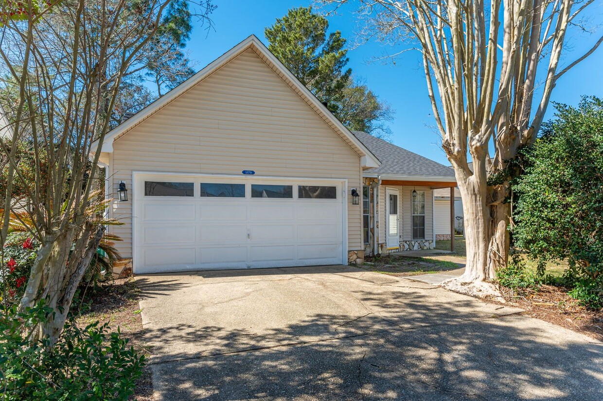 Primary Photo - Charming & Updated home in Blue Pine Village!