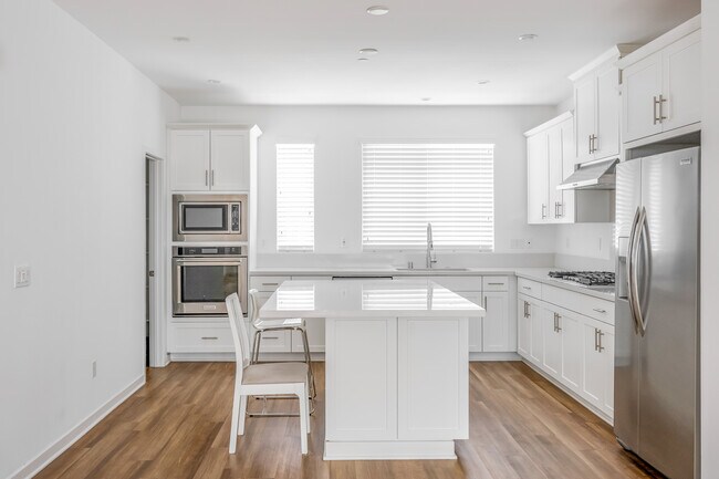 Building Photo - 150 Schick
