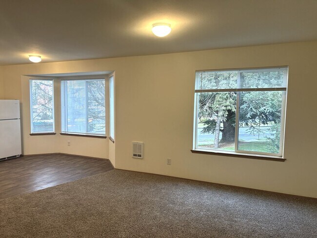 Foto del edificio - Haunt Your Old Apartment Goodbye!” This Oc...