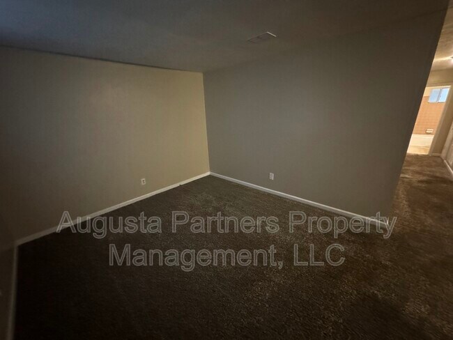 Building Photo - 153 Stoneybrooks Pl