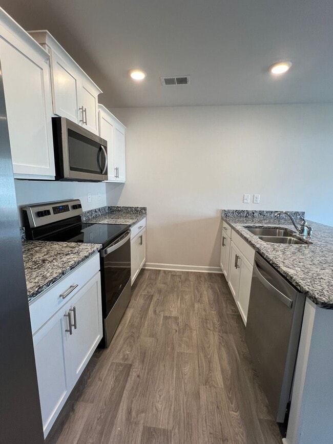 Building Photo - 3 Bed 2.5 Bath with an Office/  Flex Room
