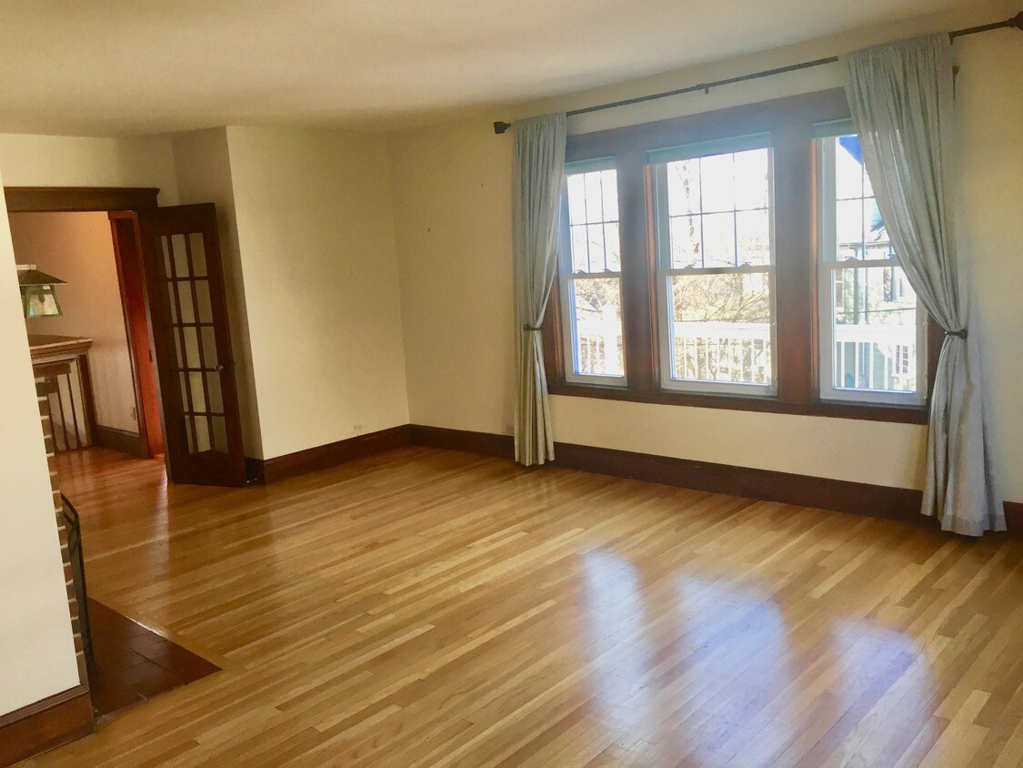 Living 2 - 31 Crest Ave