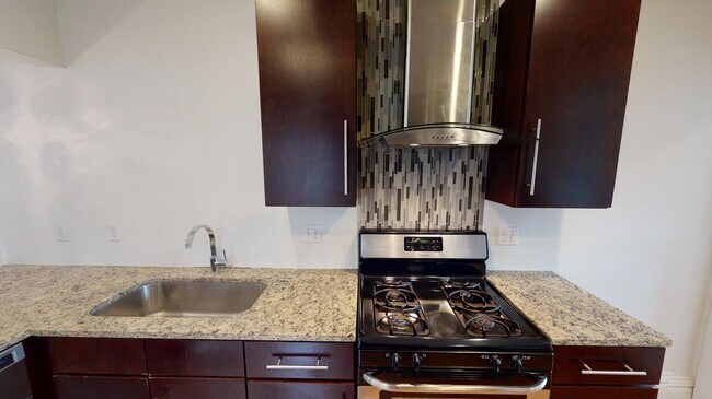 Foto del edificio - Recently updated Jefferson Park home with fenced backyard