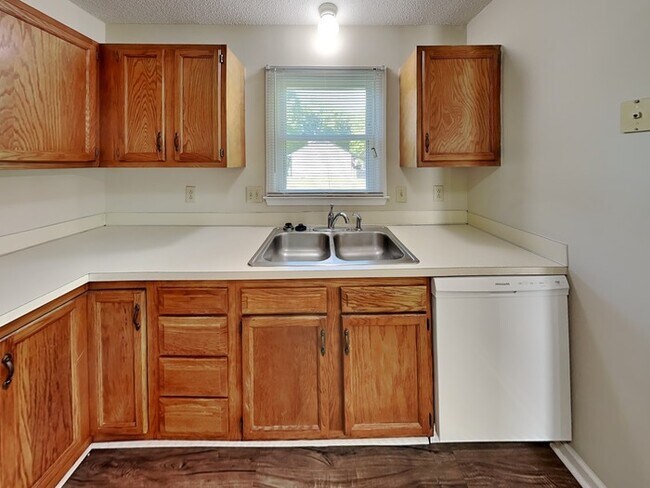 Building Photo - Classic 3 Bedroom Ranch ready for you!
