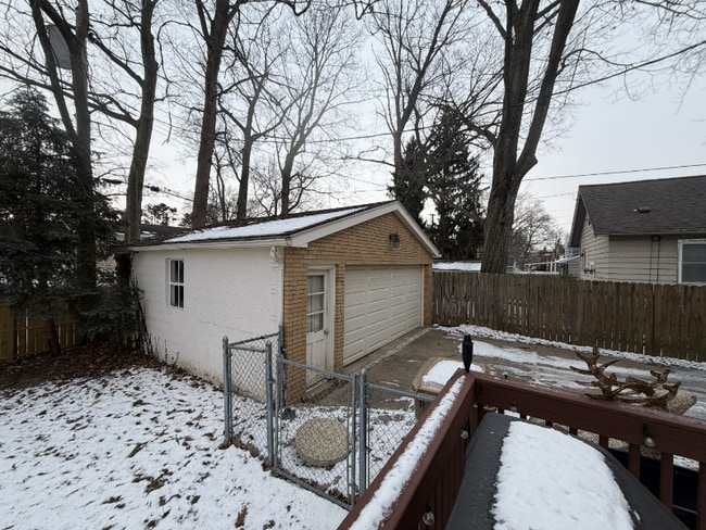 Building Photo - 821 Davis Ave