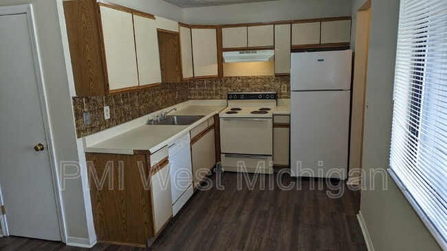 Building Photo - 6079 In the Pines Dr SE