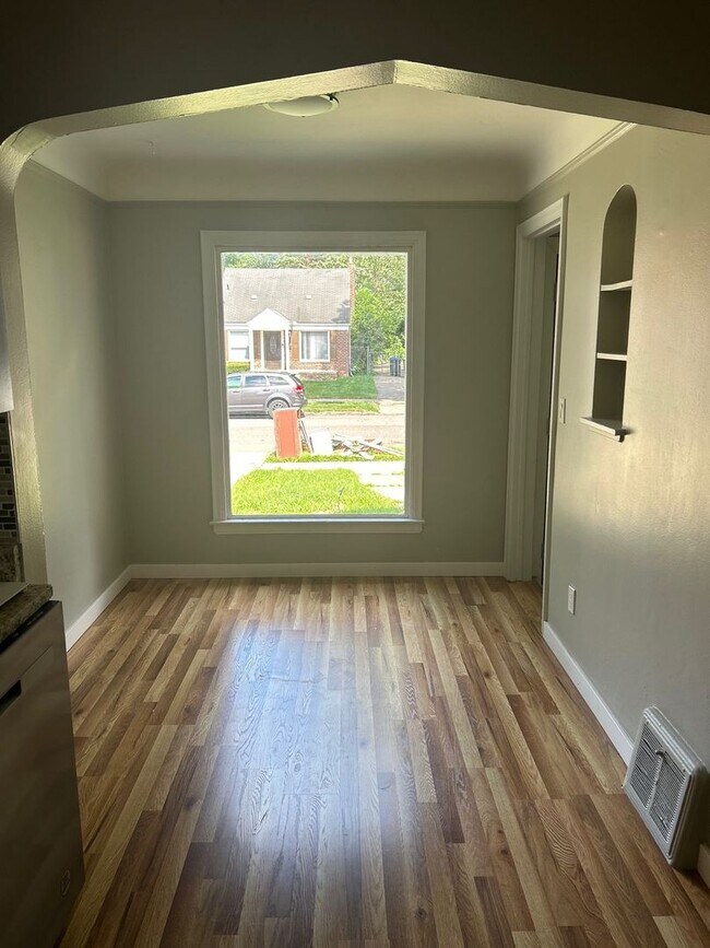 Foto del edificio - Renovated 3BR Single-Family Home Near Telegraph Rd | Garage & Basement