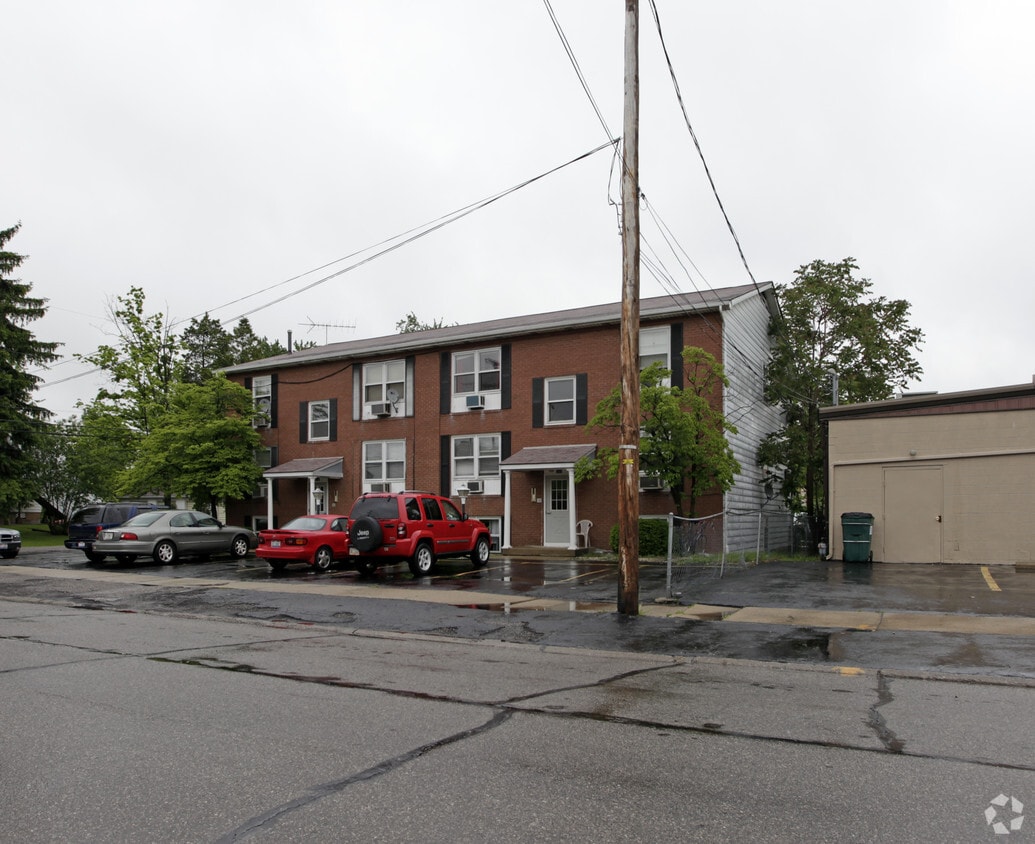 Building Photo - 112 Elm St
