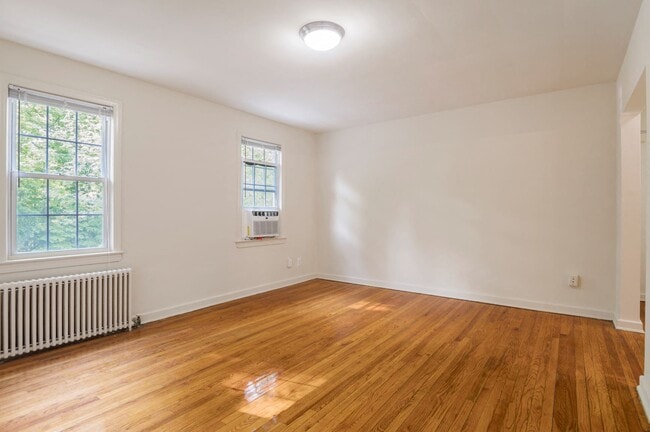 Living rooom - Park Crest Apartments