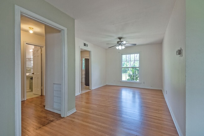 Building Photo - 1653 Mariposa Dr