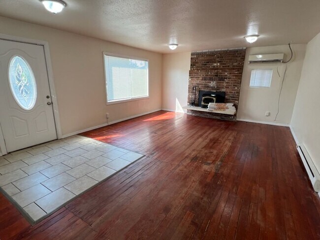 Foto del edificio - Spacious 3 bed, 1 bath, a/c, d/w and bonus...