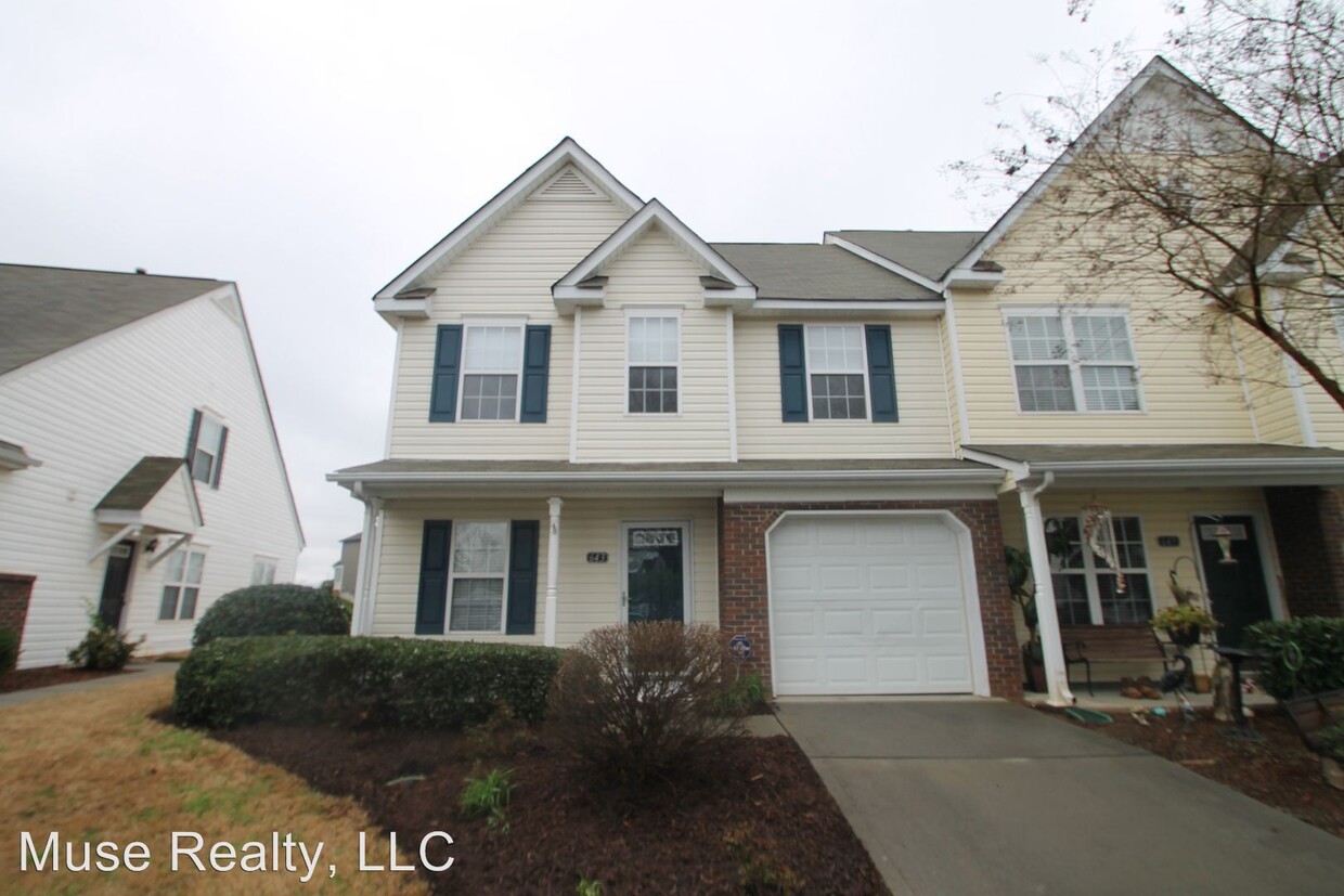 Primary Photo - 3 br, 2.5 bath House - 643 Rock Lake Glen