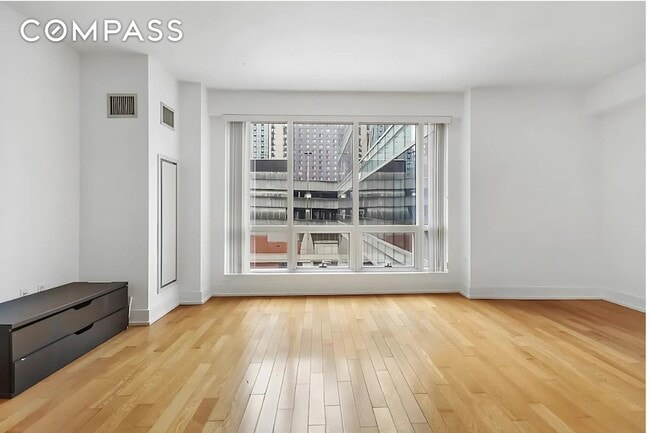 Foto del edificio - 350 W 42nd St