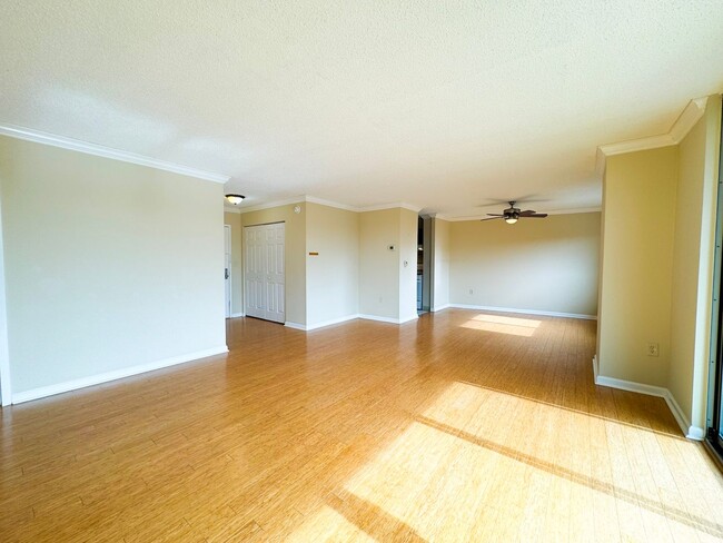 Building Photo - Bright And Spacious 1 Bed 1 Bath Condo Wit...