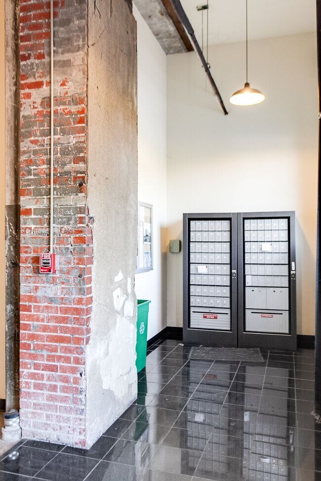 Foto del edificio - **Industrial Loft-Style 1BR Near UofL – Wa...