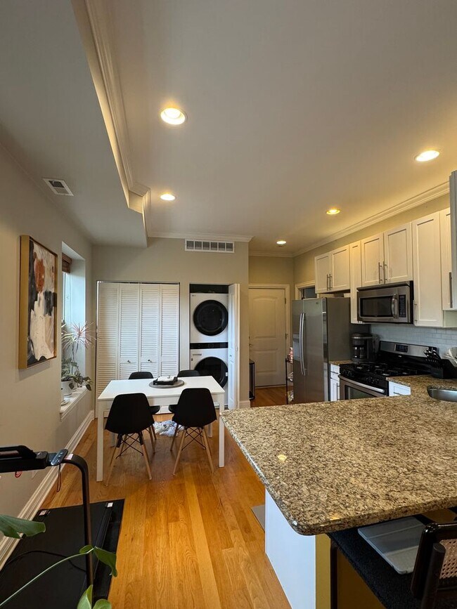 Foto del edificio - Roscoe Village, Sun-drenched and south-facing, 2-bedroom condo