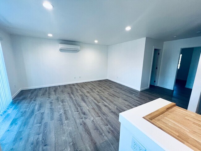 Foto del edificio - Almost new 3 bedroom, 3 bath Townhome
