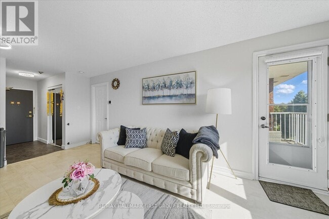 Photo du bâtiment - 189 Lake Driveway W