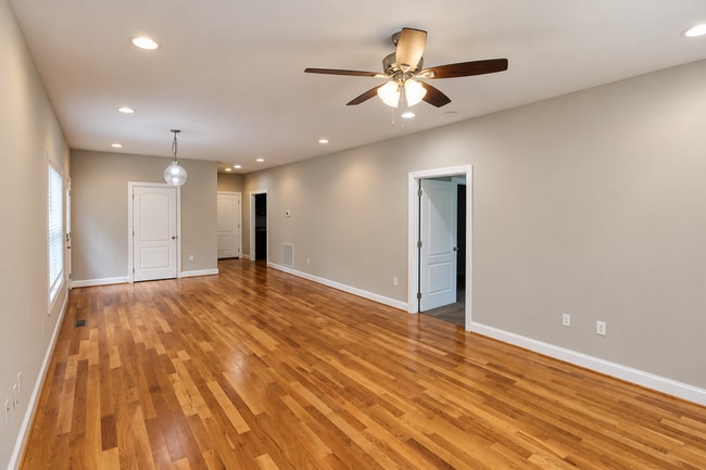 Building Photo - 1566 Lake Villa Cir