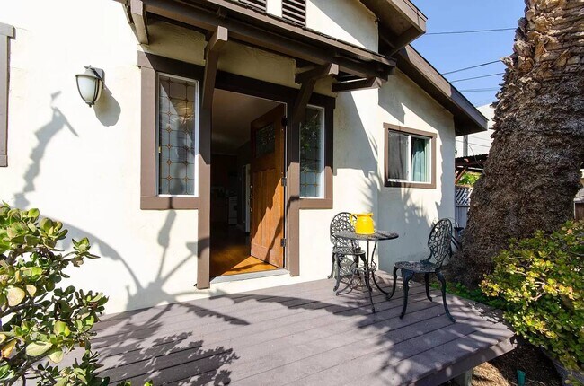Building Photo - 6833 De Longpre Ave