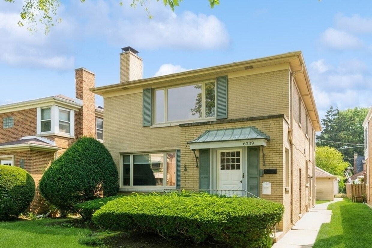 Foto principal - Spacious 2 Bedroom on Quiet Street featuring Central Air, Fireplace, Dishwasher, Private Screened...