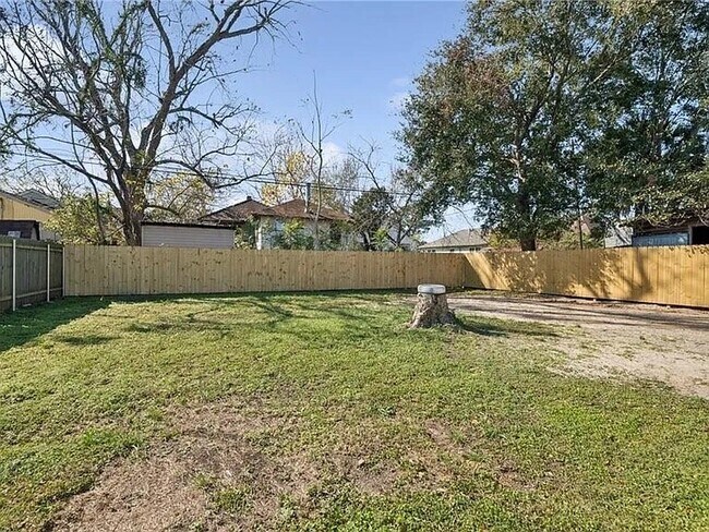 Building Photo - 3838 Clematis St