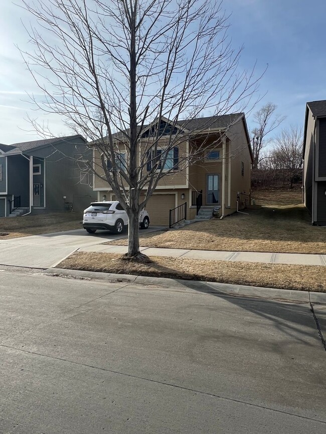 Building Photo - 1/2 month off moving special if move in prior to 02/15/2026 - Beautiful 3 bed 2 bath house w 2 ca...