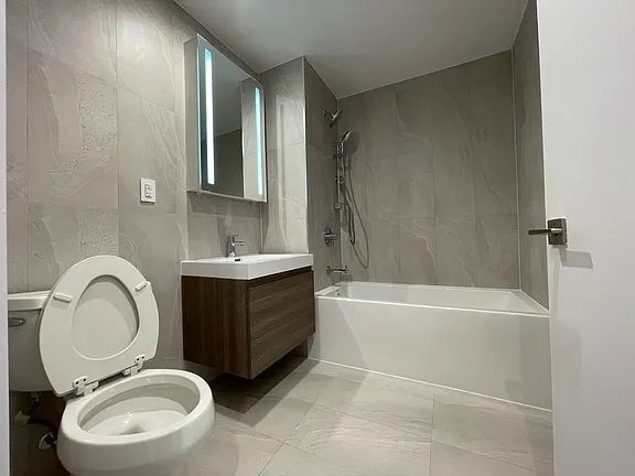 Foto del edificio - "Charming 1-Bed Oasis in the Heart of Astoria – Your Perfect Urban Retreat!"
