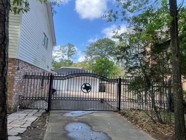 Building Photo - 8218 Oak Moss Dr