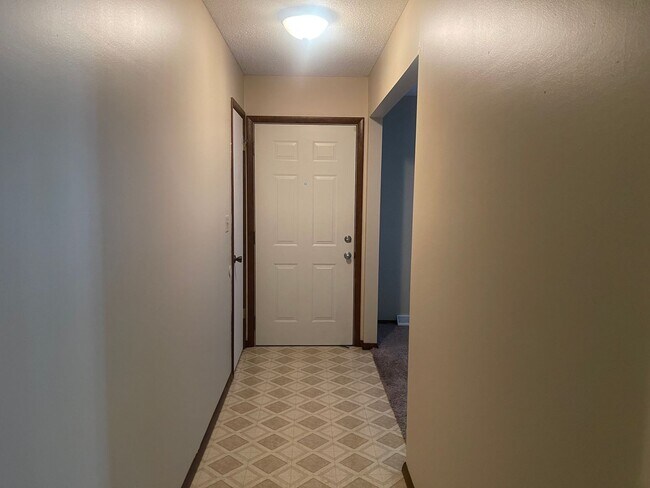 Building Photo - RARELY AVAILABLE 3 BED, 2 BATH, 2 CAR GARA...