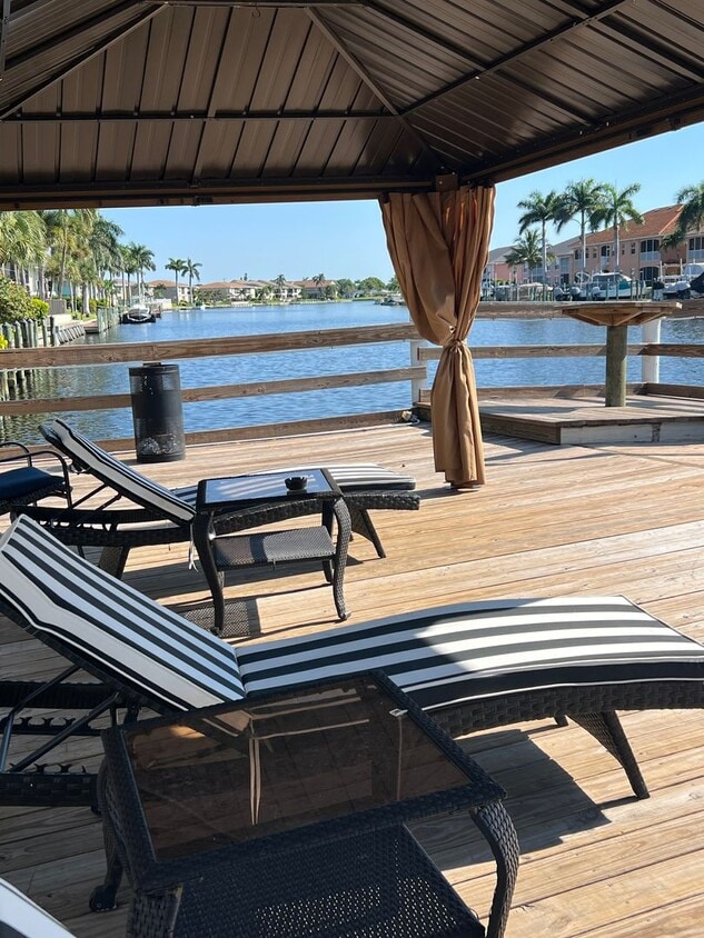 Primary Photo - Hideaway Waterfront Hotel