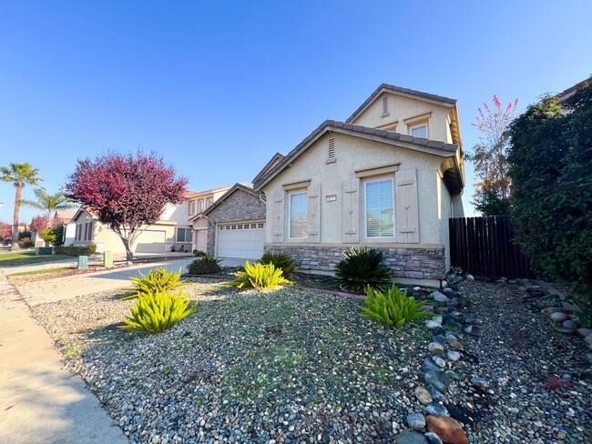 Building Photo - Beautiful 5 Bedroom Home!