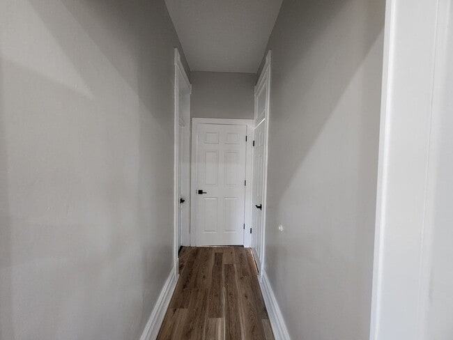 Building Photo - House W/ 2 Individual Units !