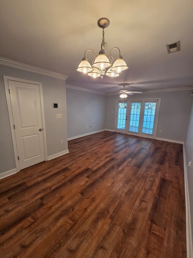 Foto del edificio - 1215 Green Oaks Ln