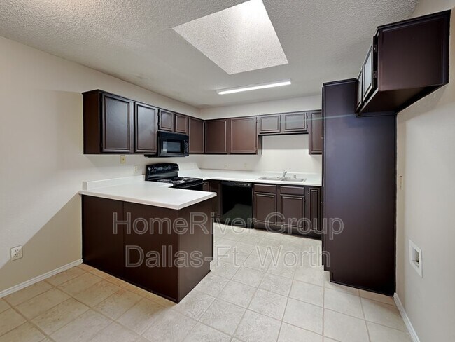 Foto del edificio - 7929 Gardengate Ln