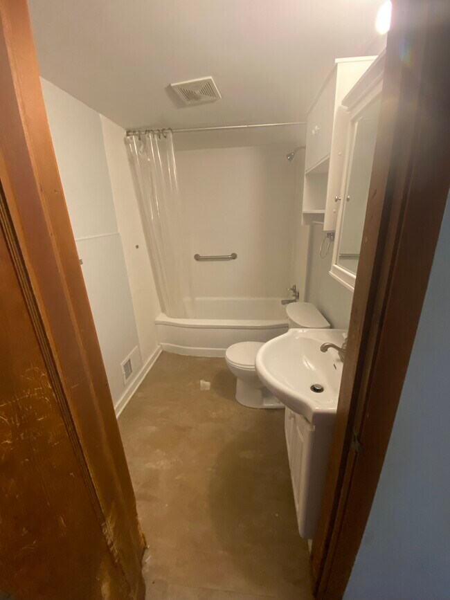 baño arriba - 1032 Adams St